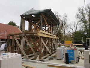 Reparaturarbeiten am Fachwerk des Altbaus