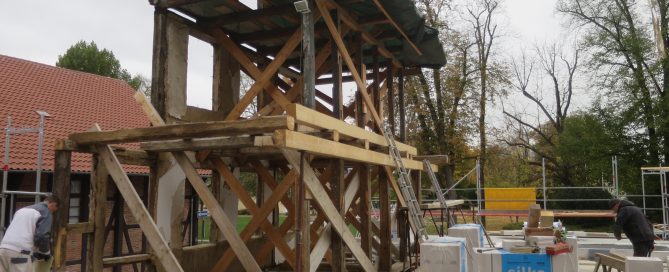 Reparaturarbeiten am Fachwerk des Altbaus
