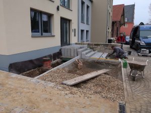 Plattenverlegung Eingang Haus 4